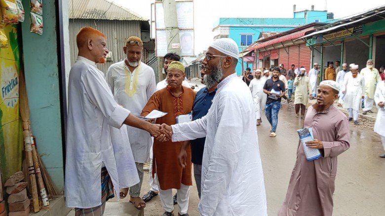 বৃষ্টিকে উপেক্ষা করে গণসংযোগে জামায়াত প্রার্থী পিন...