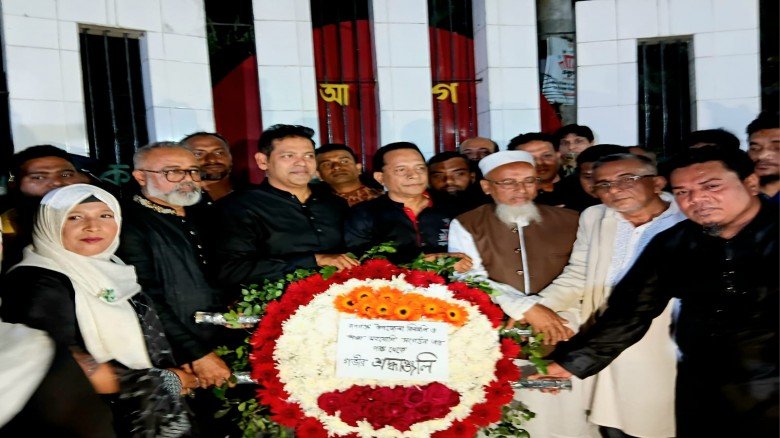 একুশের প্রথম প্রহরে শহীদ মিনারে পুষ্পস্ত