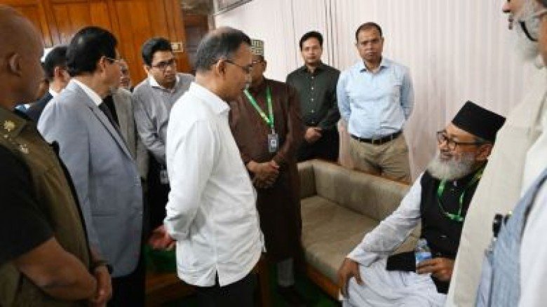 সংসদ চলাকালে হঠাৎ অসুস্থ বিরোধী দলীয় এমপি- তাৎক্ষণ...